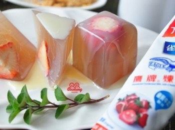 step8: 親子互動最佳絕配-鷹牌練奶與草莓，甜蜜濃淳好吃!