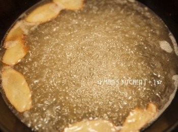 step2: 接著加入米酒與高湯煮滾。