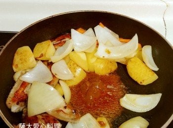 step2: 熄细火,加入咖喱醬,爆香炒均,加水及雞粉,中慢火煮至薯仔熟。