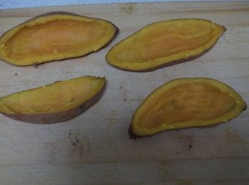 step2: 稍微晾涼後，把紅薯肉挖出來，邊緣的皮要多留一點。