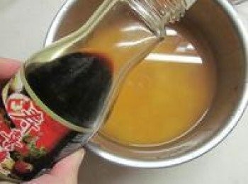 step2: 白米洗淨放入鍋中,再加入一杯水及2大匙壽喜燒醬汁(或量米杯2格)。如果蕃茄含水高則水量要適度減少。 "杯"指量米杯. 一杯=180cc.1格=15c.c.=1大匙