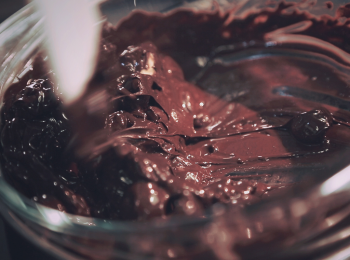 step2: 將黑朱古力鈕放入玻璃碗內，加入可可油脂並座上已關火熱水上座溶，其間需要不時用膠刮攪拌，攪拌越多做出私朱古力吃起來會越幼滑