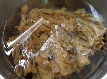 step2: 將梅菜浸水(浸水45分鐘、期間換水數次)洗淨、切碎