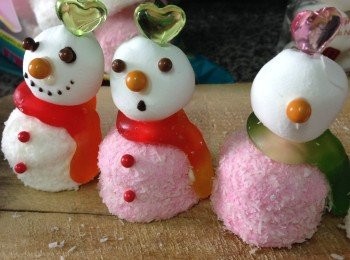 step2: 用白朱古力漿黏合雪人眼，鼻，頸巾及鈕扣