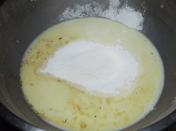 step3: 加入香草酒，玉米粉過篩後拌勻，如果發現玉米粉顆粒過大，無法拌勻，可以過濾蛋液