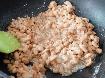 step3: 加入花生和芝麻拌勻 （花生可先放入鑊中炒一炒）