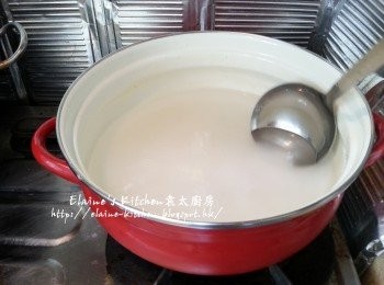 step8: 煲內加入糖及餘下四杯水份量的水拌勻煮至糖溶