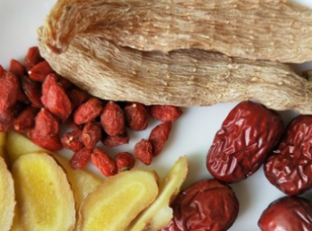 step1: 天麻泡一下，紅棗，高麗參，枸杞稍微沖洗一下，備用。