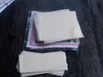step4: 將春卷皮切成兩半， 如很大的春卷皮，可一分為三