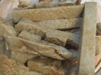 step2: 加醬油、糖、鹽及米酒調味。