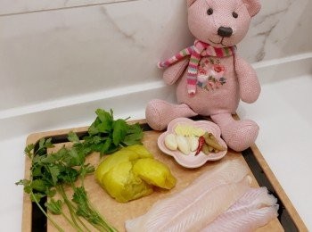 step1: 爆香薑米蒜粒後落酸菜炒香炒2分鐘,之後落高湯及泡椒，水轉大火煲10分鐘待酸菜出味才落魚肉轉小火煲5分鐘