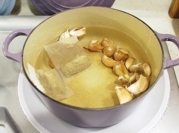 step4: 把蒜瓣（不要去皮）、肉骨茶香料包（兩小袋）加到清水中。