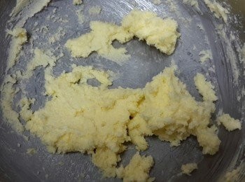 step1: 先用打蛋器打發牛油至乳霜狀，然後下糖拌勻