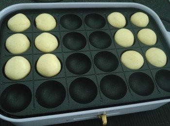 step7: 預熱後轉細火,將芝士波放入焗盤兩側,蓋上蓋焗5分鐘。