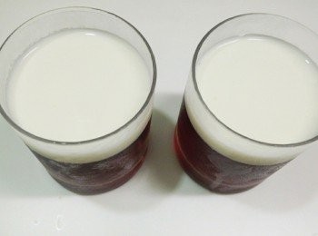 step7: 煮好的鮮奶油讓它稍為冷卻之後再倒入原本的葡萄汁上(一定要讓它冷卻,不下面的葡萄果凍可能會溶掉,這樣做起來就不會層層分明了)