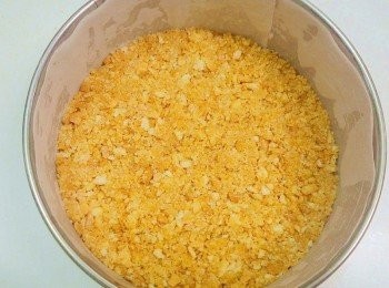 step2: 奶油放進微波爐讓它溶化後和餅乾均勻混合在一起,再倒進模子裡,壓緊後放進冰箱冷藏備用.