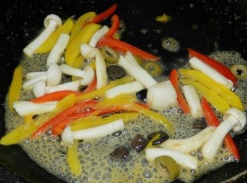 step4: 加1大匙水，下切片的黑綠橄欖快炒