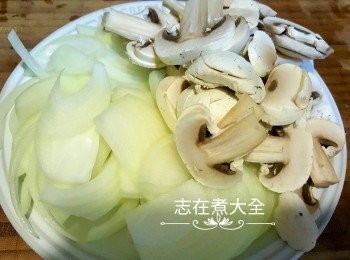 step2: 洋蔥切絲，磨菇切片備用