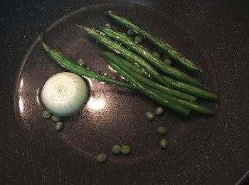 step3: 鍋裡放水煮滾 ，放ㄧ匙鹽，放入四季豆，青豆仁和小洋蔥水煮；豆類務必煮熟後撈出備用。