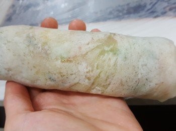 step10: 左右两邊對折，再由尾卷起