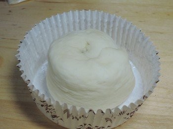 step6: 捲起來後，放入紙模中，壓平