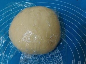 step2: 油皮1.中筋麵粉用濾網過篩.無水奶油放軟2.所以材料放入麵包機打至光滑(或用手揉至光滑)再 醒置30-40分鐘 油酥1.低筋麵粉用濾網過篩.無水奶油放軟材料用手拌勻成糰蓋保鮮膜冷蔵