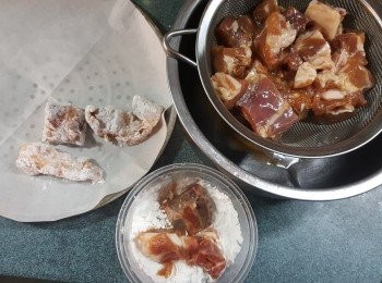 step3: 先預熱光波爐220度,用高架,於入爐前才將醃好的排骨隔去汁液,排骨沾滿生粉,放上牛油紙上(沾生粉動作必須要入爐前才沾,否則排骨不會夠脆)