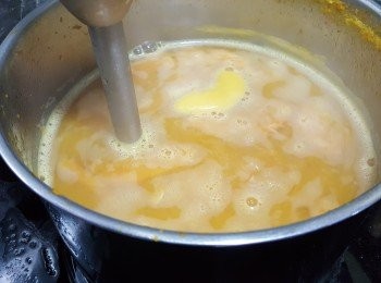 step3: 熄火用手提電動攪拌機攪爛成濃湯（亦可用普通攪機）（如用手提攪拌機必須熄火才進行攪拌）