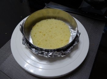 step5: 攪勻魚膠蛋漿, ，加進(4)中攪勻。 (緊記魚膠要襯暖加入芝士餡（約70度）否則會起粒粒， 蛋糕便不成型。 )