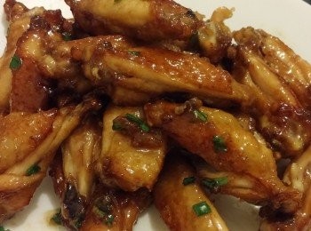 step2: 將麥芽糖放在易潔鑊煮溶後,把<a href="https://bit.ly/3zHU5V3" target="_blank" data-keyword="雞翼" class="guide-link"><strong>雞翼</strong></a> <span style="display:inline-block;vertical-align:middle;margin-top:-3px;color:initial;border-radius:3px;padding:2px 3px;font-size:12px;line-height:14px;background:#87d300;color:#fff;">即買</span> 回鑊
直至每隻<a href="https://bit.ly/3zHU5V3" target="_blank" data-keyword="雞翼" class="guide-link"><strong>雞翼</strong></a> <span style="display:inline-block;vertical-align:middle;margin-top:-3px;color:initial;border-radius:3px;padding:2px 3px;font-size:12px;line-height:14px;background:#87d300;color:#fff;">即買</span> 都沾上麥芽糖後加蔥粒即成,<a href="https://bit.ly/3zHU5V3" target="_blank" data-keyword="雞翼" class="guide-link"><strong>雞翼</strong></a> <span style="display:inline-block;vertical-align:middle;margin-top:-3px;color:initial;border-radius:3px;padding:2px 3px;font-size:12px;line-height:14px;background:#87d300;color:#fff;">即買</span> 略為攤一陣會比較脆啲。