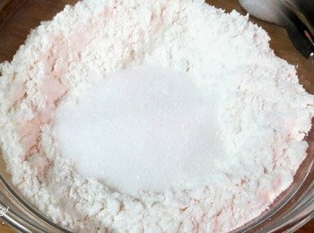 step2: 鬆餅粉和砂糖放入乾淨容器中拌勻