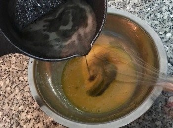 step4: 接著邊攪拌邊倒入煮滾的芝麻水，這邊需緩慢的倒但快速的攪拌，以免蛋黃被燙成蛋花。