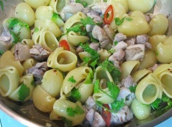 step5: 最後加入香菜、新鮮辣椒末，熄火稍微拌炒即完成。