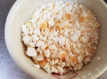 step3: 小饅頭放入袋子中敲碎備用喔