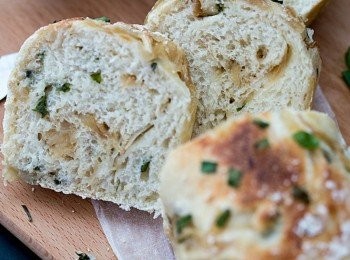 step6: 完成後拿出來輕微作排氣 ,放入長形模內、面層灑上(輕輕薄麵粉、幼鹽、葱花)
第二次發酵為期為40分鐘
「焗爐盆底內放入60g熱水」, 放入預熱175.c焗爐焗15-16分鐘