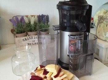 step1: 紅菜頭、甘筍去皮切塊；蘋果洗淨連皮切塊；薑切片。