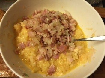 step7: 之後加入蛋液, 粟粉, 煙肉粒, 洋蔥粒攪勻