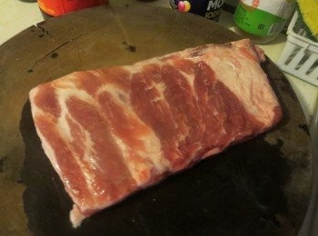 step3: 注明
1,每个电饭锅的功率不一样，所以煮至一半时最好打开盖看够不够水，不够水可加適量水进去。
2,要排骨嫩滑，选材很重要，要选那种骨头比筷子略粗一点的靓小排，瘦肉不能太瘦，夹点肥的最好，太瘦會好柴的。
3,这排骨很容易煮又好吃，只是需要用指定的<span class="group_1">食材</span>煮就可以了。 找不到上珠油，可用带甜的的黑酱油煮如abc sauce,出来的味道有点分别，但应该不大，網友試過說好吃。