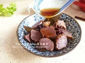 step13: 食前將火<a href="https://bit.ly/3uTwVKG" target="_blank" data-keyword="雞腎" class="guide-link"><strong>雞腎</strong></a> <span style="display:inline-block;vertical-align:middle;margin-top:-3px;color:initial;border-radius:3px;padding:2px 3px;font-size:12px;line-height:14px;background:#87d300;color:#fff;">即買</span> 去筋切片放上碟 , 再淋上滷水汁