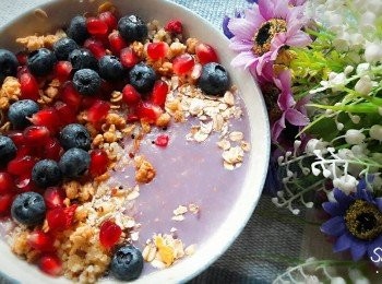 step6: 再放上玉米麥脆片 , 三色熟藜麥 , 堅果和紅石榴即可