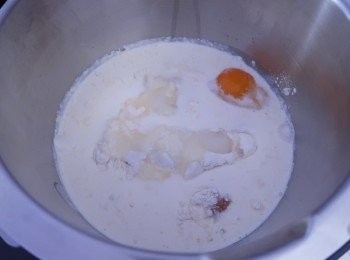 step1: 徐鹽外，全部材料放在盆內打成糰