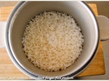 step2: 將白米用電鍋，先直接燉煮成香噴噴的白米飯備用。