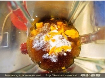step3: 將適量的黑木耳養生露與鮮奶，也分別倒入至果汁機中。