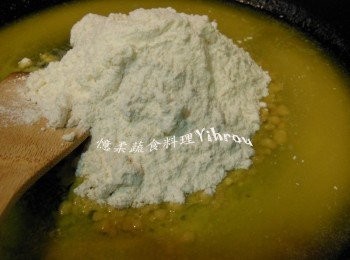 step3: 3.炒好麵粉糊後關火倒入冰牛奶，用打蛋器打勻牛奶和麵糊 4.再開中火一邊煮要不停的拌勻免得沾鍋（我第一次煮不小心沒2分鐘就焦掉了）， 慢慢攪拌讓麵粉團融入牛奶中. 牛奶不可煮滾, 維持鍋邊有小泡泡的火力即可. 一旦感覺牛奶開始變濃稠, 再攪拌約20秒即可熄火