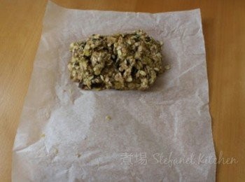 step4: 放在牛油紙上，蓋上另一邊牛油紙盡量令燕麥蓉聚在一起，做成2厘米的厚度，放入預熱150度的焗爐，焗12分鐘