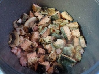 step3: 加入三文魚粒及蘑菇片炒一會。