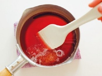 step2: 在快要煮滾之前關火，加入已經泡脹的吉利丁粉，攪拌吉利丁粉讓它溶化