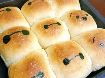 step3: 放入已預熱焗爐用200度焗20分鐘，用朱古力筆或食用色素筆裝飾即成。