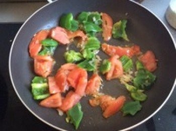 step7: 放蔥薑嗆鍋，然後放西紅柿和青椒翻炒！