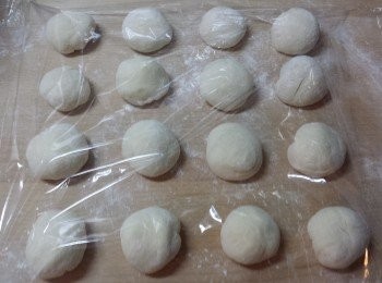 step4: 用保鮮紙蓋好麵糰，鬆弛15分鐘。